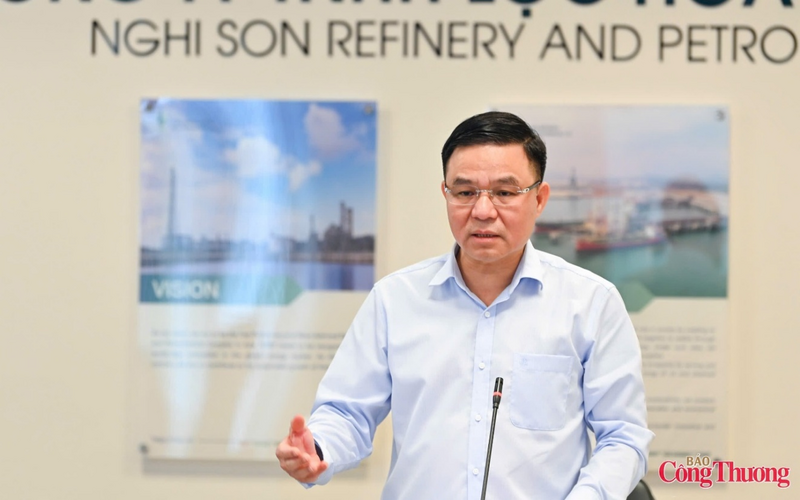 Quyền Bộ trưởng Lê Mạnh Hùng ghi nhận và đánh giá cao nỗ lực của Tập đoàn Petrovietnam và NSRP trong bối cảnh khó khăn nhưng vẫn đảm bảo nguồn cung xăng dầu. Ảnh: Nam Nguyễn