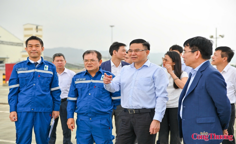 Quyền Bộ trưởng Lê Mạnh Hùng kiểm tra thực địa tại Công ty Liên doanh lọc hóa dầu Nghi Sơn. Ảnh: Nam Nguyễn