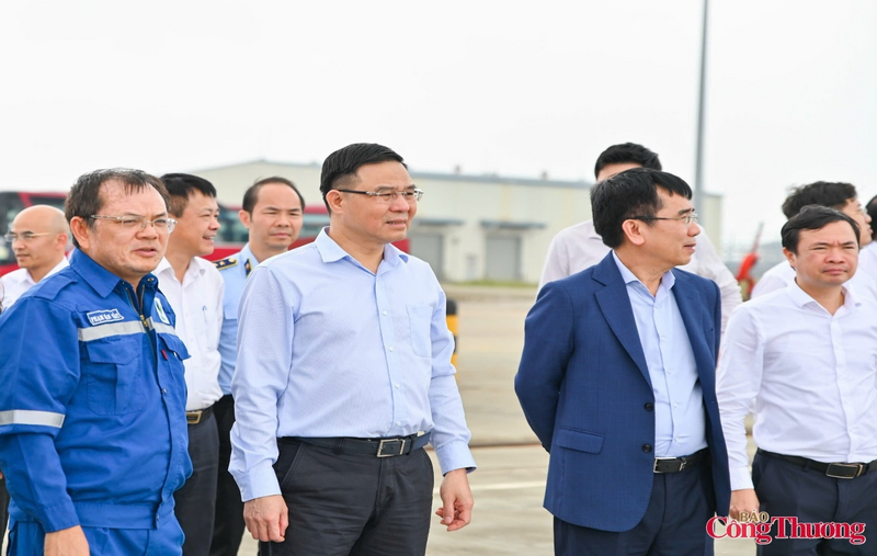 Quyền Bộ trưởng Lê Mạnh Hùng cùng đoàn công tác làm việc về đảm bảo an ninh năng lượng. Ảnh: Nam Nguyễn