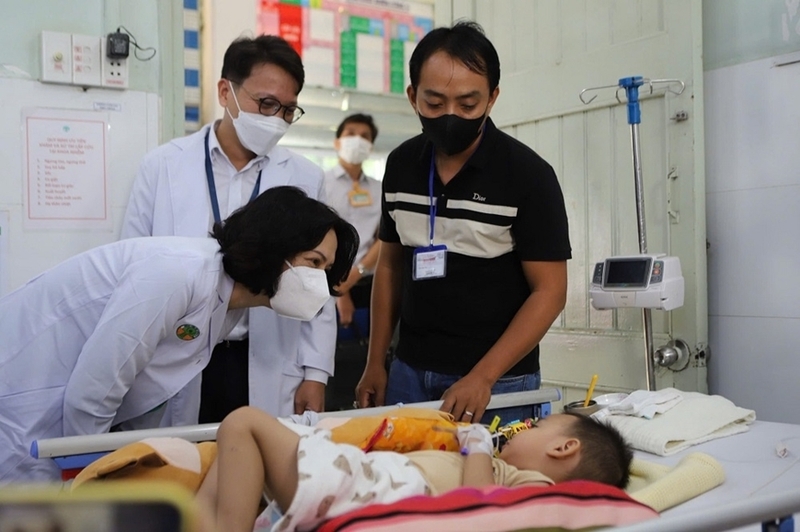 Thứ trưởng Bộ Y tế Nguyễn Thị Liên Hương thăm hỏi trẻ mắc tay chân miệng tại Bệnh viện Nhi Đồng 2, ngày 29/3. Ảnh: Bộ Y tế