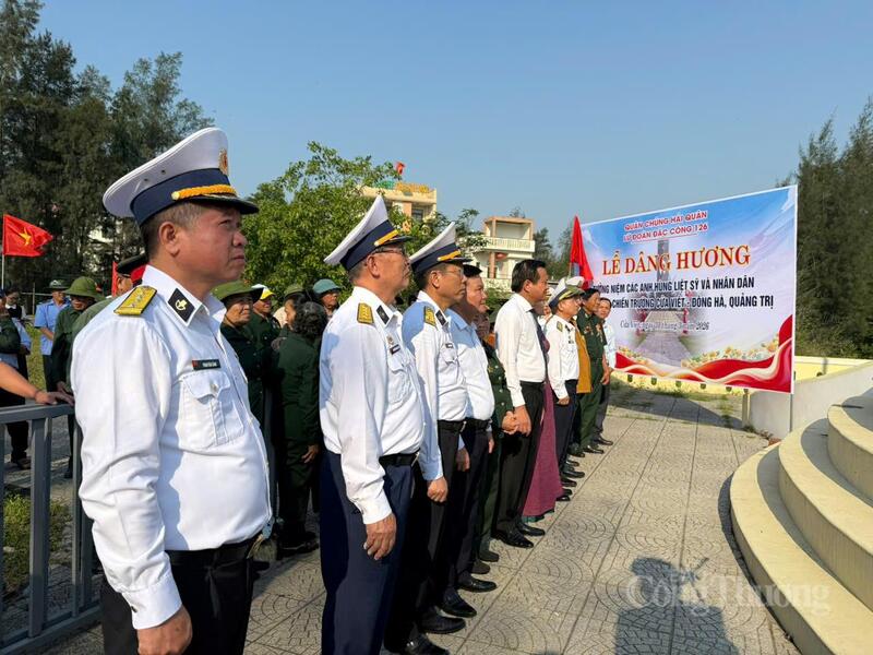 Đoàn công tác của Lữ đoàn Đặc công Hải quân126 làm lễ dâng hương tại Đài chiến thắng Quảng Trị