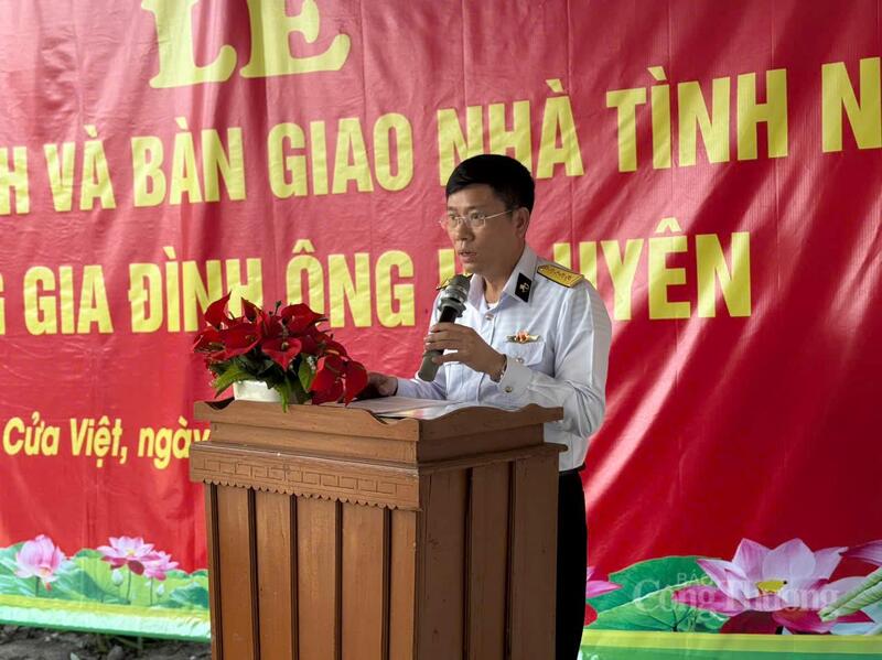 Đại tá Mai Xuân Hưởng, Bí thư Đảng ủy, Chính ủy Lữ đoàn 126 phát biểu tại buổi lễ bàn giao nhà tình nghĩa.
