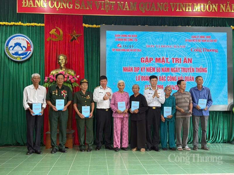 Lãnh đạo Lữ đoàn Đặc công Hải quân126 tặng quà cho các gia đình chính sách tại địa bàn xã Cửa Việt