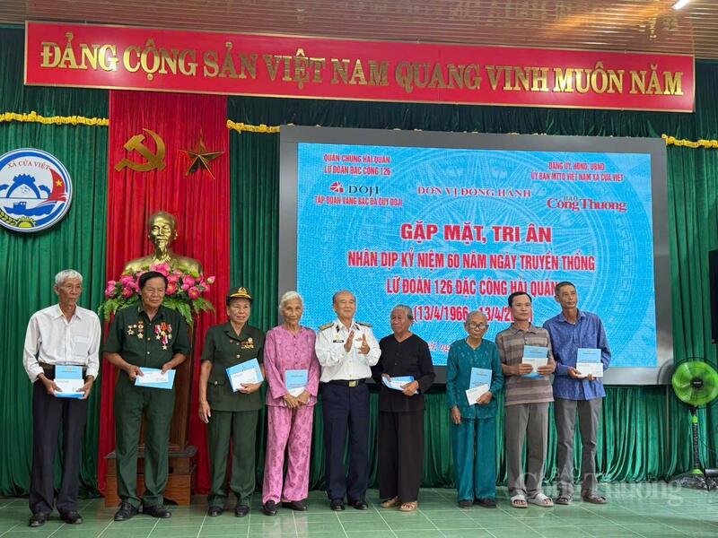 Phó Đô đốc Nguyễn Văn Tình, Anh hùng LLVTND, nguyên Bí thư Đảng ủy, Chính ủy Quân chủng Hải Quân tặng quà cho các gia đình chính sách