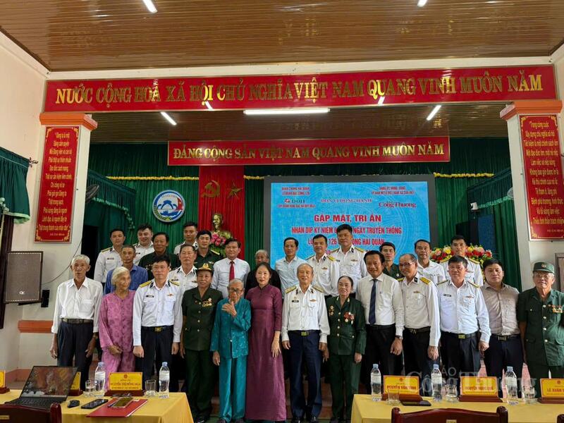 Đoàn công tác chụp hình lưu niệm với đại diện lãnh đạo, các gia đình chính sách tại xã Cửa Việt.