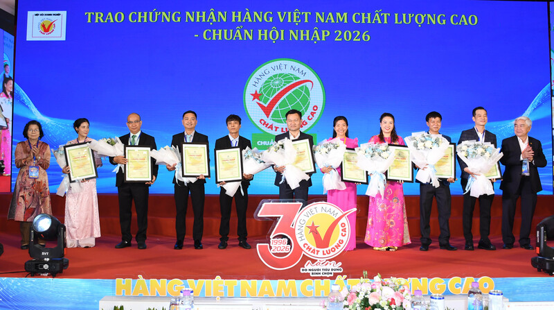 Trao chứng nhận Hàng Việt Nam chất lượng cao - Chuẩn hội nhập cho 9 doanh nghiệp năm 2026 tại sự kiện. Ảnh: Thanh Minh.
