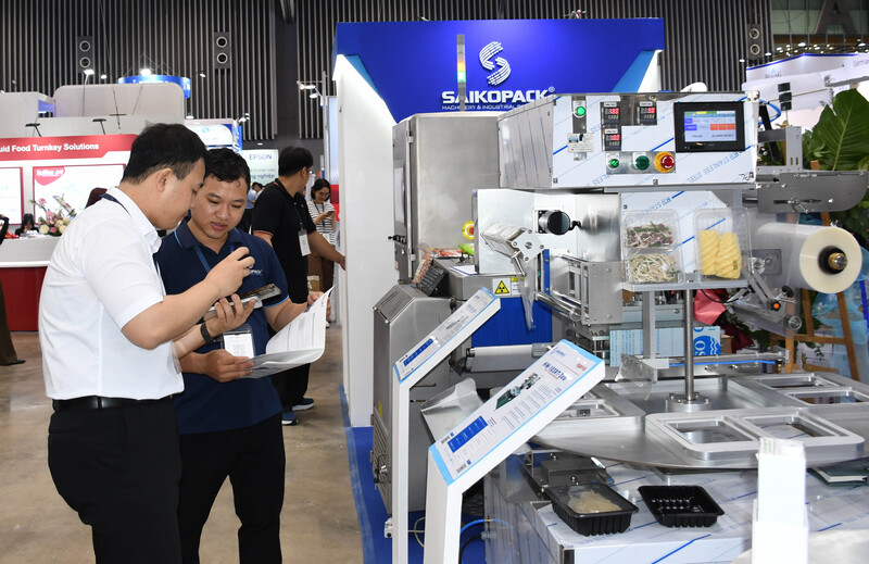 Doanh nghiệp giới thiệu sản phẩm công nghệ với khách hàng tại sự kiện. Ảnh: Minh Khuê