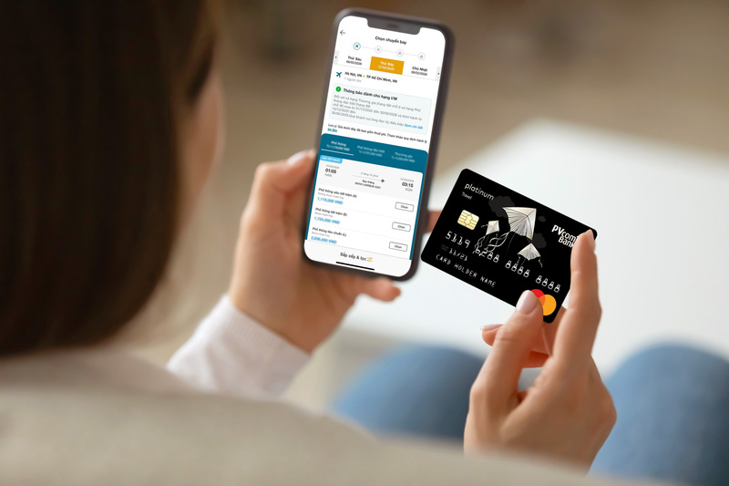 Khách hàng có thể dễ dàng sử dụng thẻ tín dụng PVcomBank để thanh toán vé máy bay trực tuyến.