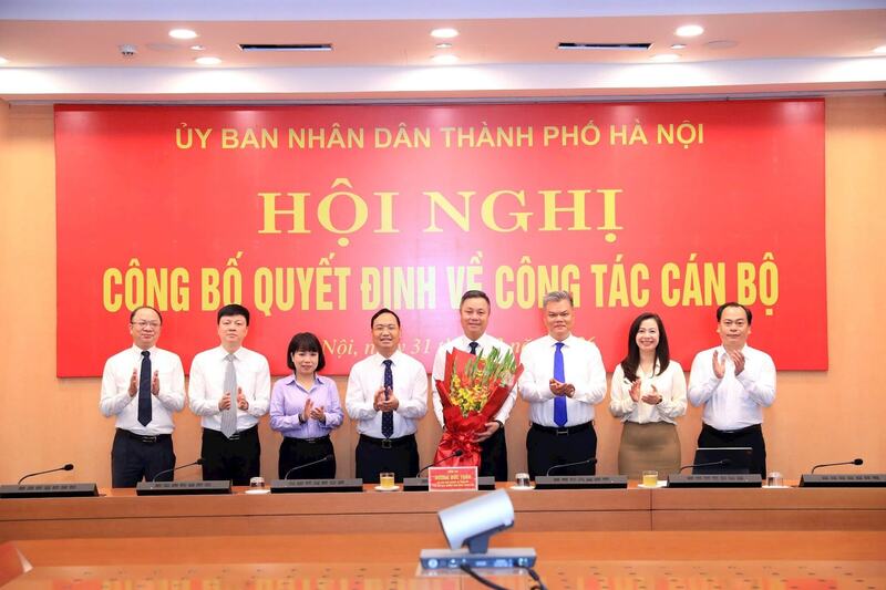 Chánh Văn phòng UBND TP Hà Nội Nguyễn Tiến Thiết tặng hoa chúc mừng tân Phó Chánh Văn phòng Nguyễn Trọng Minh. Ảnh: Hồng Thái