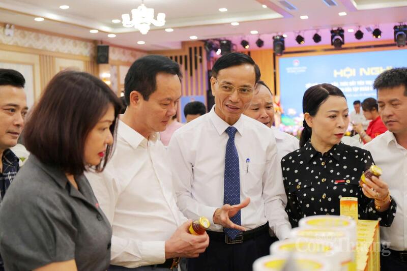 Ông Lê Trung Phước, Giám đốc Sở Công Thương Hà Tĩnh trực tiếp giới thiệu sản phẩm địa phương đến Tập đoàn Central Retail Việt Nam.