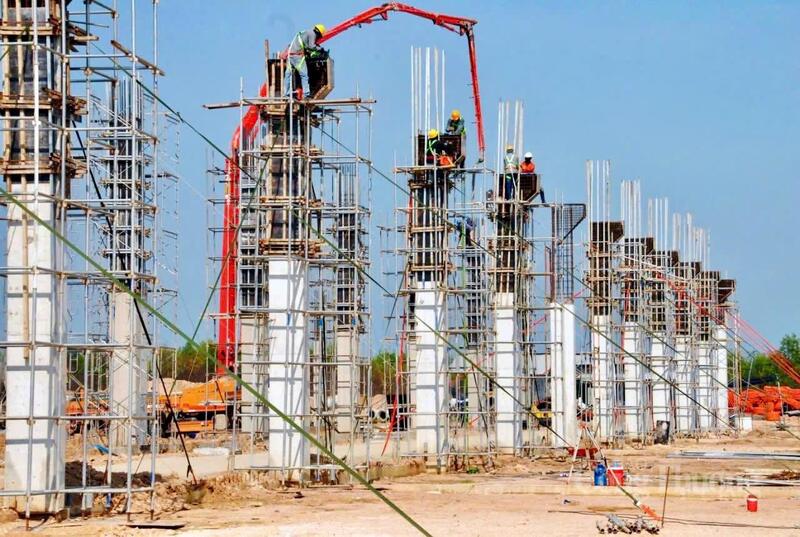 Xây dựng hạ tầng tại Khu công nghiệp Hàm Kiệm II. Ảnh: Minh An