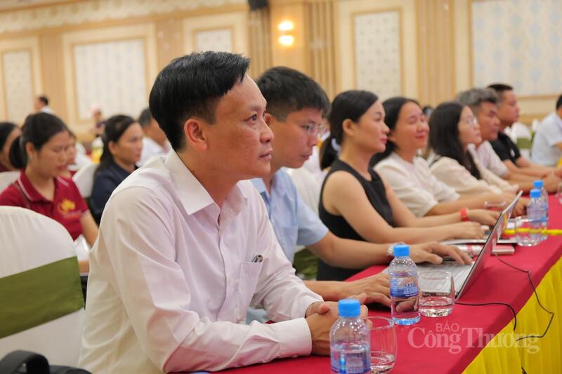 Hội nghị có sự tham dự của 55 doanh nghiệp, hợp tác xã, cơ sở sản xuất kinh doanh sản phẩm OCOP, sản phẩm công nghiệp nông thôn tiêu biểu, các đặc sản, sản phẩm được sản xuất trên địa bàn tỉnh Hà Tĩnh.