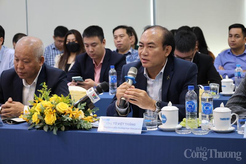 Ông Tô Việt Thắng, Phó Tổng Giám đốc thường trực hãng hàng không Vietjet phát biểu tại toạ đàm.
