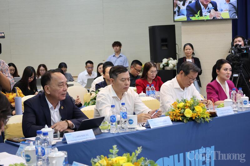 Các đại biểu tham dự toạ đàm