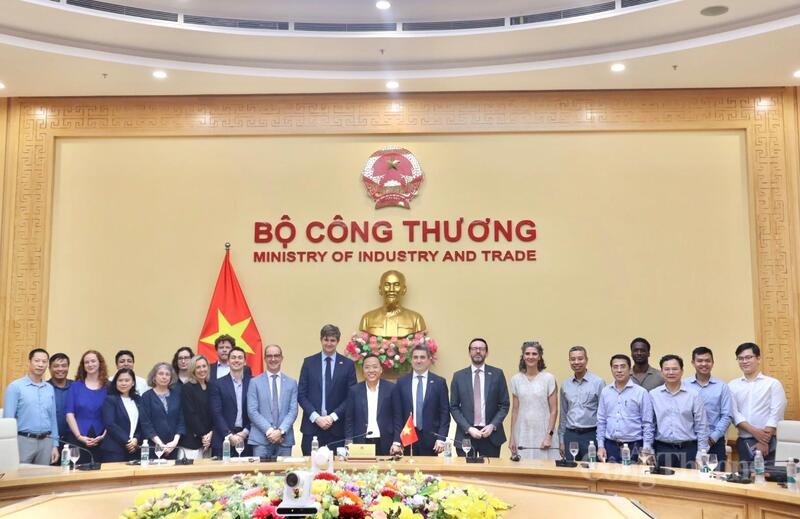 Thứ trưởng Nguyễn Hoàng Long và các đối tác chụp ảnh lưu niệm. Ảnh: Phương Trang