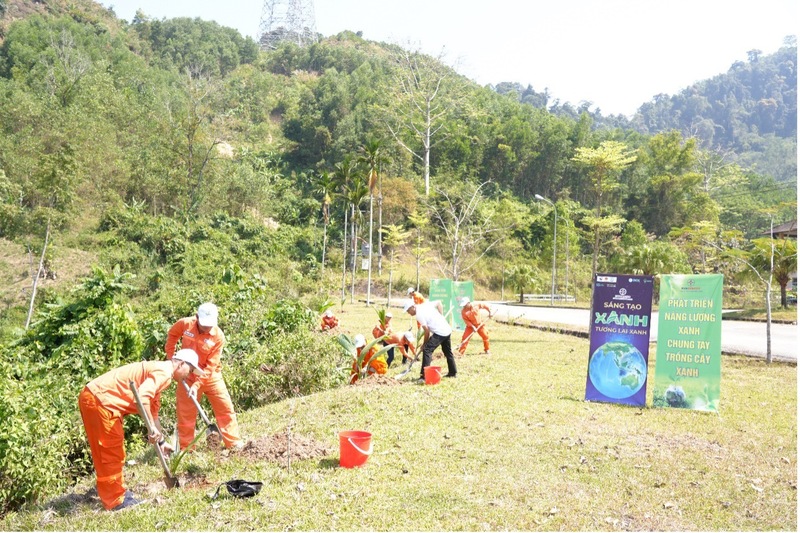 Lãnh đạo Công ty và cán bộ, công nhân viên các phòng, phân xưởng cùng tham gia trồng cây tại khu nhà nghỉ ca Nhà máy Thủy điện Sông Bung 4. Ảnh: Văn Nhân