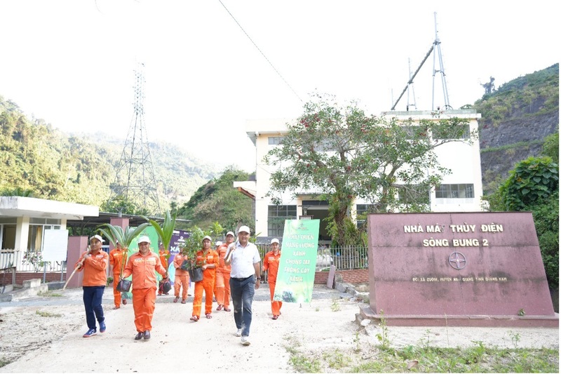 Lãnh đạo Công ty Thủy điện Sông Bung cùng tập thể người lao động nhà máy Thủy điện Sông Bung 2 hào hứng trong Lễ ra quân trồng cây. Ảnh: Văn Nhân