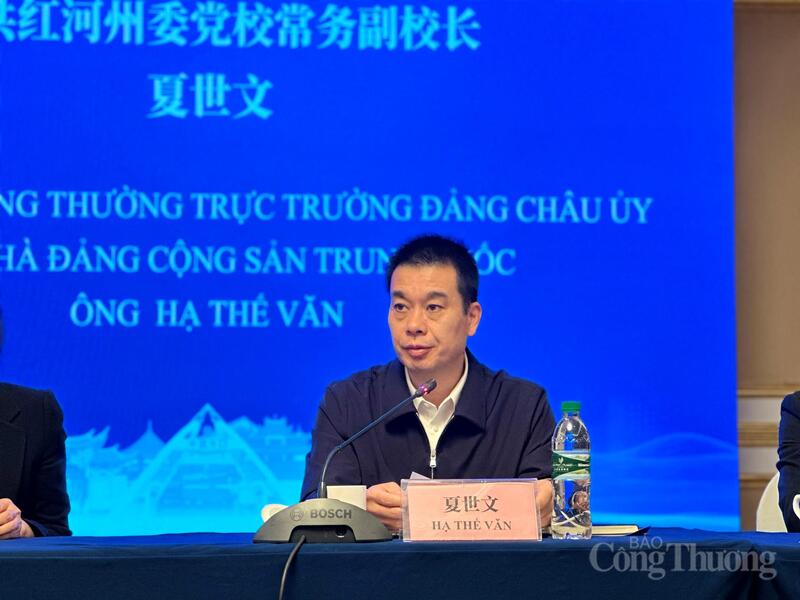 Ông Hạ Thế Văn, Phó Chủ tịch Thường trực Trường Đảng Châu ủy Hồng Hà