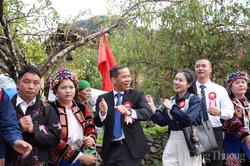 Ông Dương Ngọc Đức - Bí thư xã Lũng Cú (giữa ảnh) hòa mình cùng du khách, bà con dân tộc trong một lễ hội văn hóa đặc sắc của làng Lô Lô Chải.