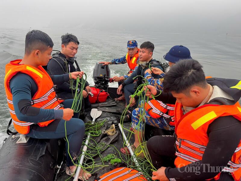 Lực lượng đặc công tìm kiếm nạn nhân vụ lật tàu ở hồ Thác Bà trong điều kiện thời tiết rét lạnh, sương mù dày đặc.