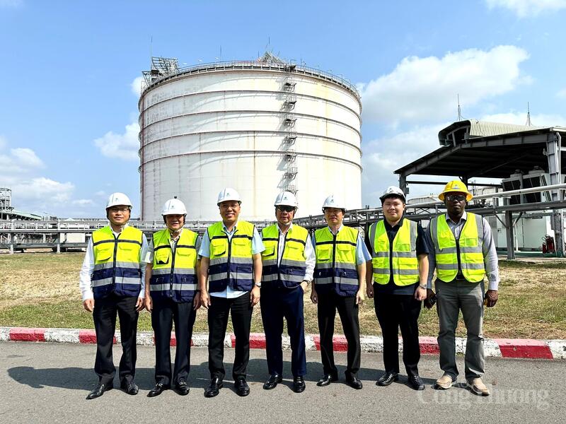 Thứ trưởng Bộ Công Thương Nguyễn Hoàng Long cùng đoàn công tác của Bộ Công Thương thăm Kho cảng LNG Cái Mép (phường Tân Phước, TP. Hồ Chí Minh).