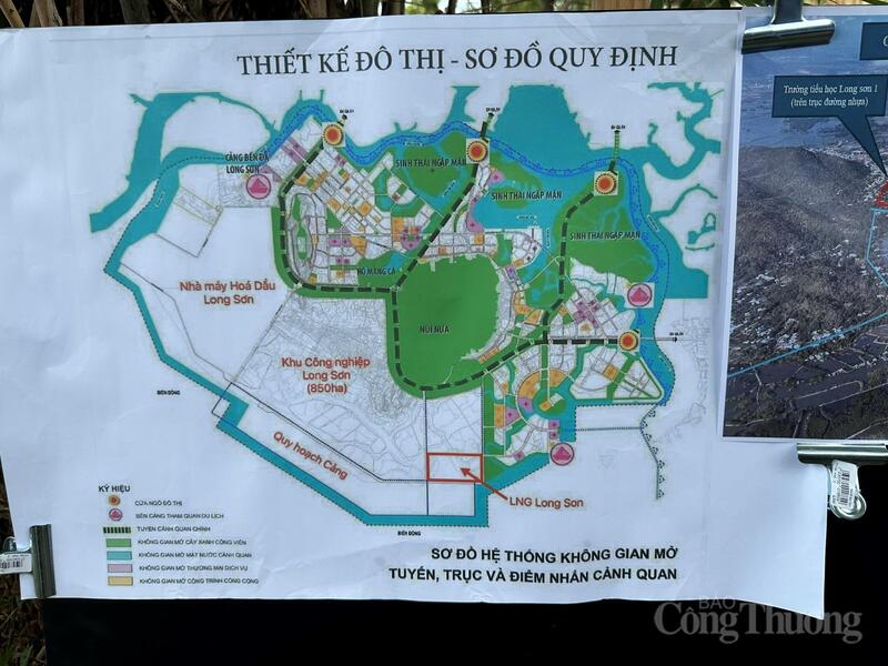 Thứ trưởng Nguyễn Hoàng Long kiểm tra địa điểm quy hoạch thực hiện dự án Nhà máy Nhiệt điện LNG Long Sơn.