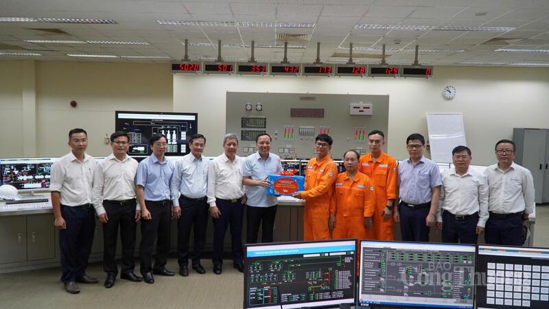 Thứ trưởng Bộ Công Thương Nguyễn Hoàng Long đến thăm cụm nhà máy điện tuabin khí Phú Mỹ.