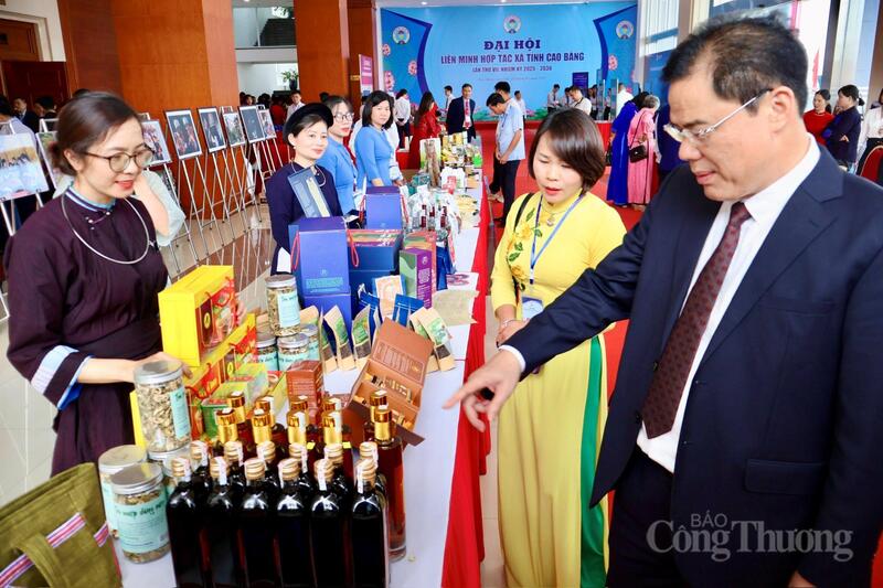 Ông Lê Hồng Quang, Phó Bí thư Tỉnh uỷ Cao Bằng tham quan gian hàng trưng bày tại Đại hội Liên minh Hợp tác xã tỉnh Cao Bằng. Ảnh: Phương Hà
