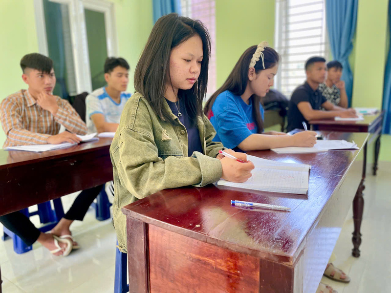 Em Đinh Thị Bích rất cố gắng để nắm bắt được bài giảng, thực hiện ước mơ được ra nước ngoài lao động. Ảnh: Nguyễn Dương