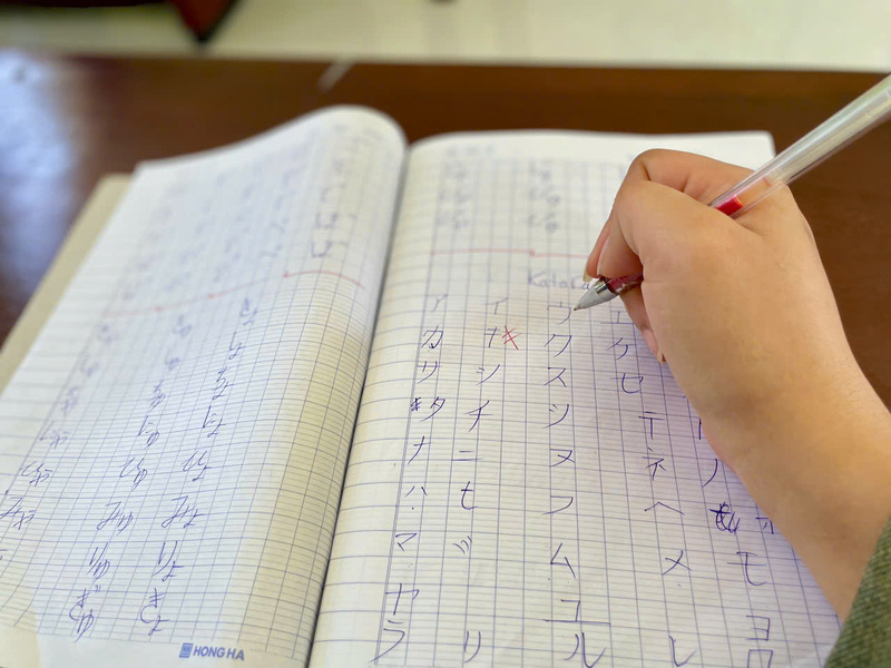 Những nét chữ đầu tiên được dạy. Ảnh: Nguyễn Dương