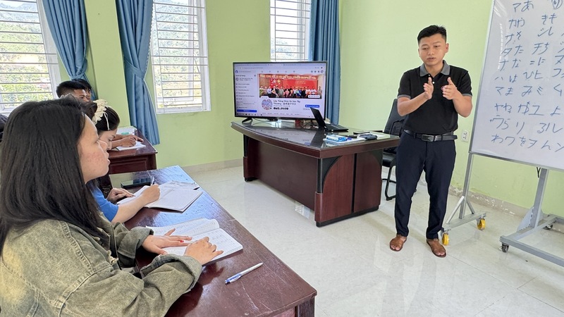 Lớp học tiếng Nhật được bố trí ngay trụ sở UBND xã Sơn Tây Thượng giúp người đồng bào giảm bớt được chi phí ăn ở, đi lại. Ảnh: Nguyễn Dương