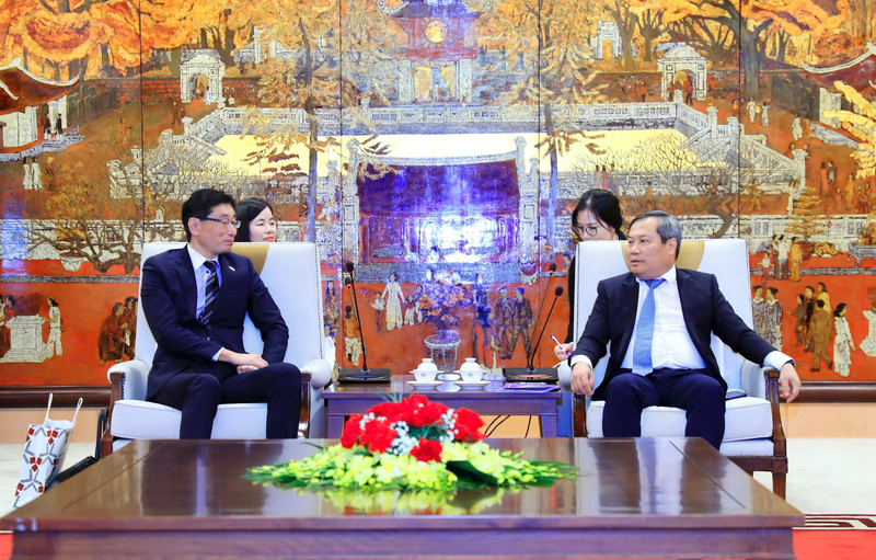 Ủy viên Trung ương Đảng, Chủ tịch UBND Thành phố Hà Nội Vũ Đại Thắng tiếp ông Wakabayashi Koichi. Ảnh: Lê Hải