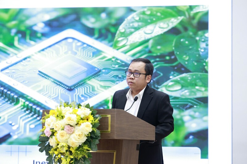 TS. Lý Duy Khiêm, Giám đốc Trung tâm Điều hành thông minh Tập đoàn Becamex trình bày tham luận: “Hệ sinh thái khu công nghiệp xanh – nền tảng bền vững cho nhà đầu tư và động lực cộng hưởng cho lộ trình ESG & Net Zero”. Ảnh: Becamex.