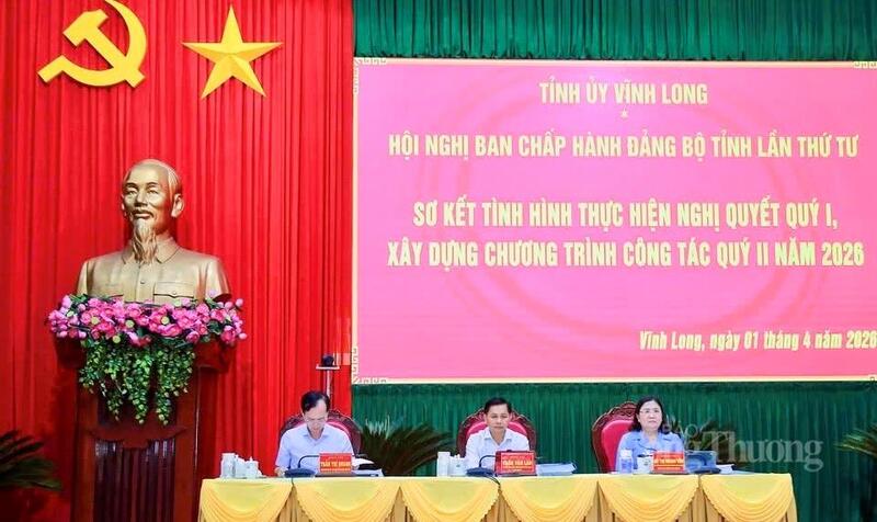Các đại biểu chủ trì hội nghị.