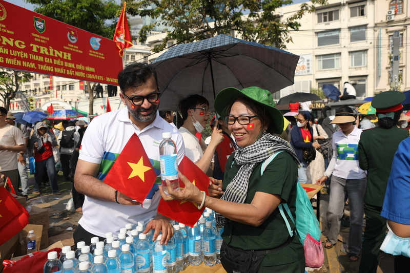 Ông Deepanshu Madan, Tổng Giám đốc Pharmacity trực tiếp tham gia hỗ trợ và phục vụ cộng đồng