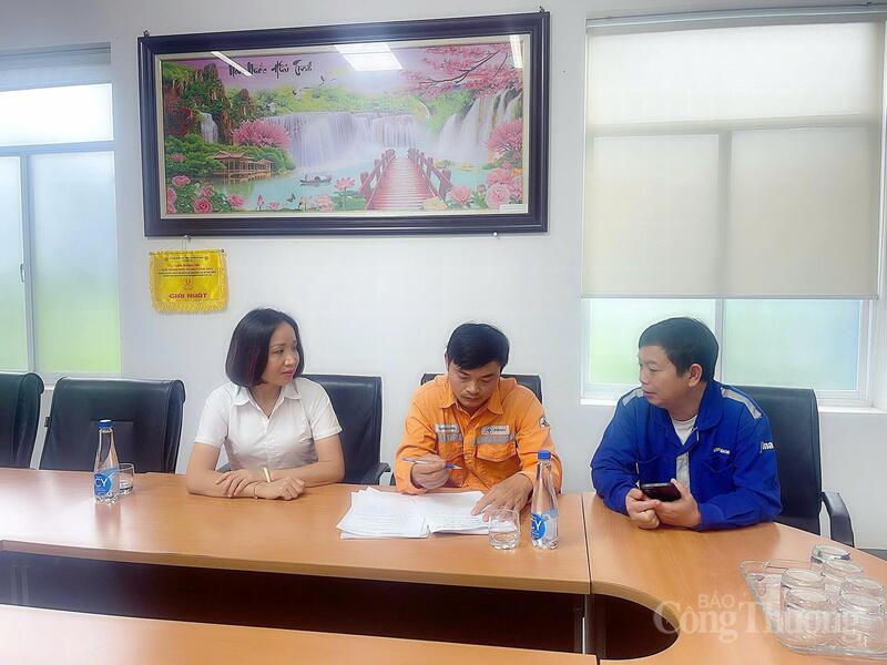 Cán bộ Công ty Điện lực Hà Tĩnh làm việc, tuyên truyền vận động doanh nghiệp tham gia chương trình điều chỉnh phụ tải điện. Ảnh: Cao Thảo