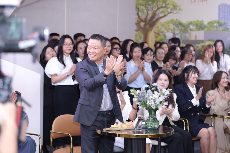 Không khí sôi nổi và đầy tự hào tại lễ meeting kỷ niệm 10 năm thành lập KDI Holdings.