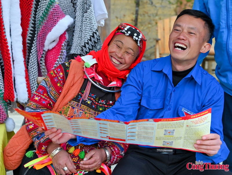 Niềm vui của cử tri trong ngày bầu cử. Ảnh: Nguyễn Nam