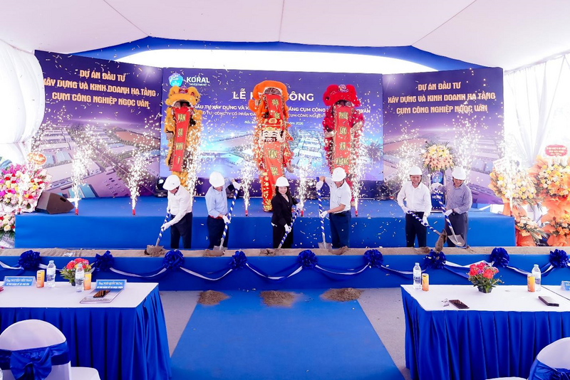 Các đại biểu thực hiện nghi thức khởi công dự án Cụm công nghiệp Ngọc Vân. Ảnh: Koral Bắc Giang