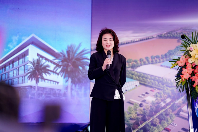 Bà Hoàng Thị Ninh Giang, Giám đốc Công ty Cổ phần Đầu tư Phát triển Cụm công nghiệp Koral Bắc Giang phát biểu tại Lễ khởi công dự án. Ảnh: Koral Bắc Giang
