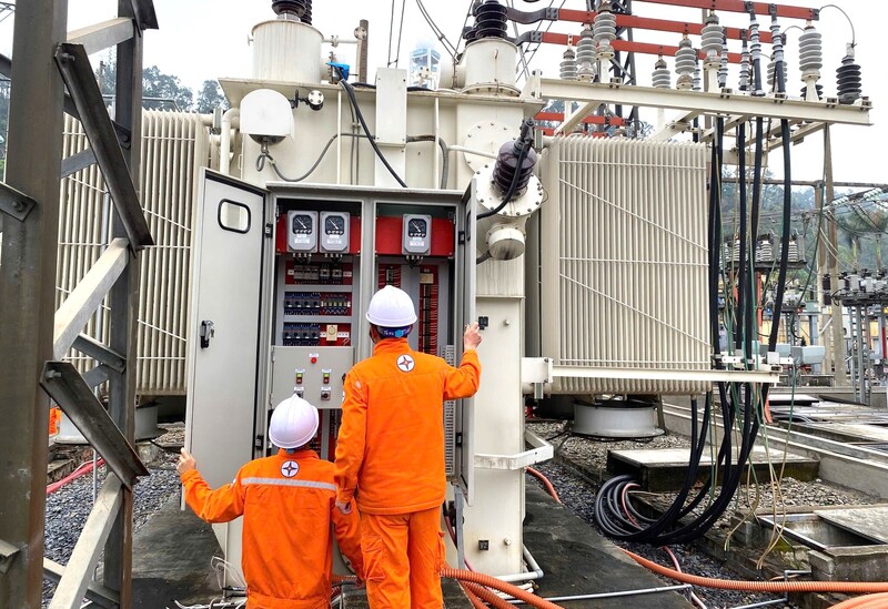 Công ty Điện lực Nghệ An tổ chức rà soát toàn diện hệ thống lưới điện chuẩn bị cho mùa nắng nóng. Ảnh: Mai Liễu