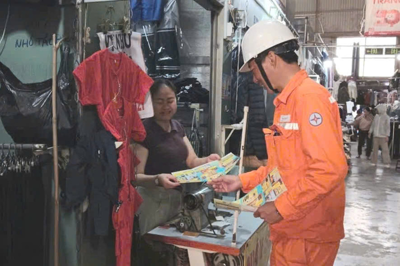 Điện lực Huế đẩy mạnh tuyên truyền sử dụng điện an toàn, tiết kiệm tại các chợ, khu đông dân cư. Ảnh: D. Huyền