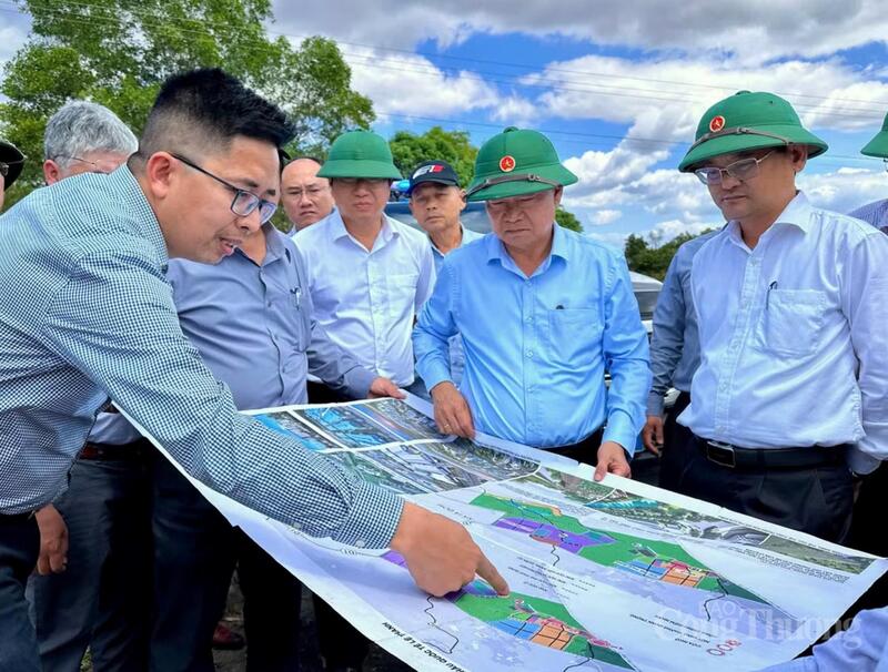 Bí thư Tỉnh ủy Thái Đại Ngọc (thứ 2 từ phải sang) khảo sát điểm quy hoạch Khu Dịch vụ và đô thị, Khu Công nghiệp thuộc Khu kinh tế Cửa khẩu quốc tế Lệ Thanh.