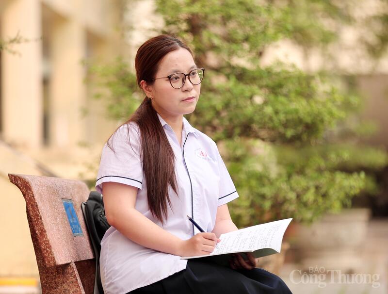 Nữ sinh Lê Thu Hà, học sinh lớp 12 chuyên Anh (Trường THPT chuyên Lam Sơn, tỉnh Thanh Hóa) đã xuất sắc giành học bổng toàn phần trị giá 444.000 USD (khoảng 11,6 tỷ) từ Trường Wesleyan University.