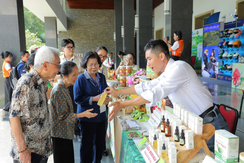 C&aacute;c đại biểu tham quan gian h&agrave;ng hoanh nghiệp đạt chứng nhận H&agrave;ng Việt Nam chất lượng cao năm 2026. Ảnh: Minh Khu&ecirc;.