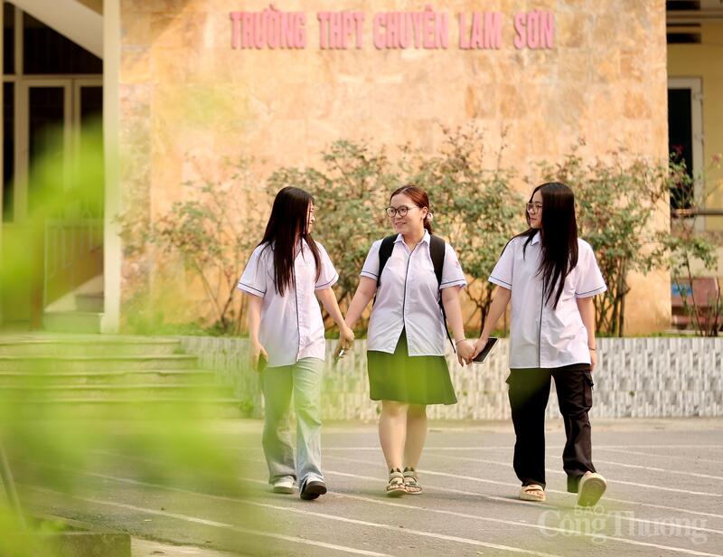 Dù là vừa giành được học bổng danh giá, nhưng đối với bạn bè, Hà luôn hoà đồng, vui vẻ.