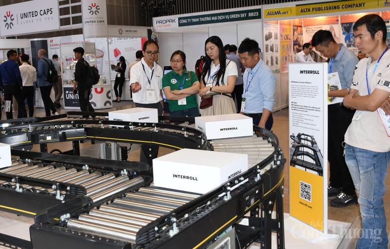 Kh&aacute;ch tham quan d&acirc;y chuyền đ&oacute;ng g&oacute;i tại triển l&atilde;m. Ảnh: Minh Khu&ecirc;