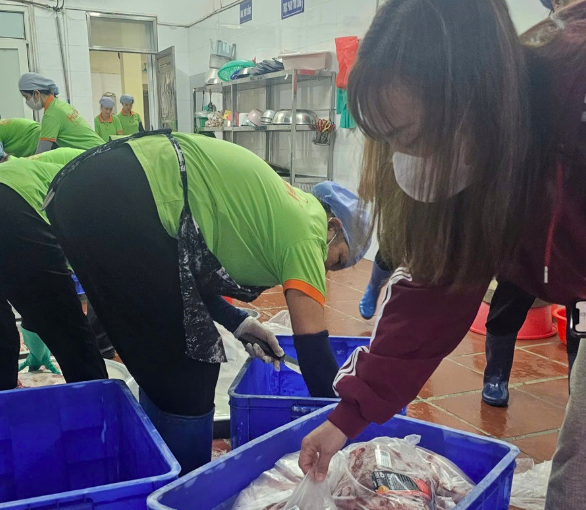 Phụ huynh lớp 5A5 Trường Tiểu học Ngô Thì Nhậm kiểm tra thực phẩm khi giao đến trường. Ảnh: NTCC