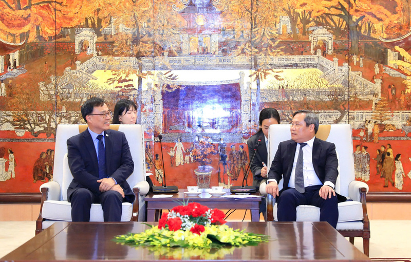 Chủ tịch UBND TP. Hà Nội Vũ Đại Thắng (bên phải) tiếp Đại sứ Hàn Quốc tại Việt Nam Choi Youngsam. Ảnh: Liên Hà