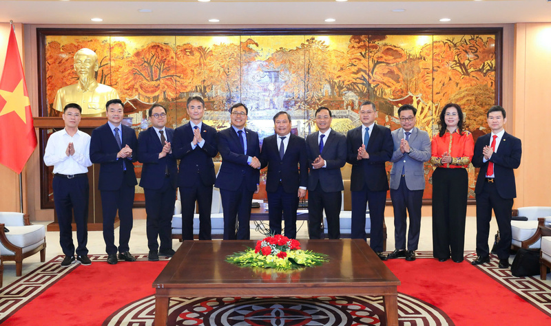 Chủ tịch UBND TP. Hà Nội Vũ Đại Thắng cùng Đại sứ Hàn Quốc tại Việt Nam Choi Youngsam và các đại biểu. Ảnh: Liên Hà